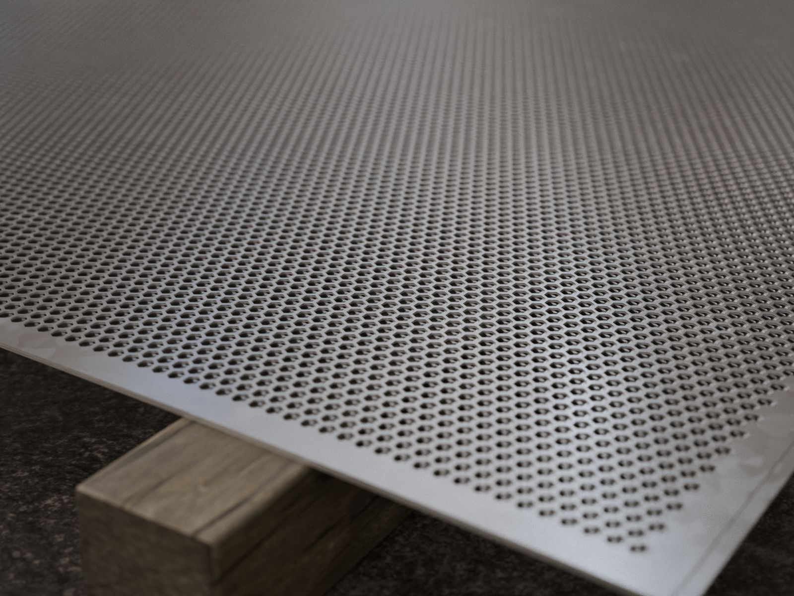 Esquina de una plancha galvanizada con perforación hexagonal