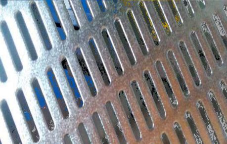 Plancha galvanizada con perforación oblonga