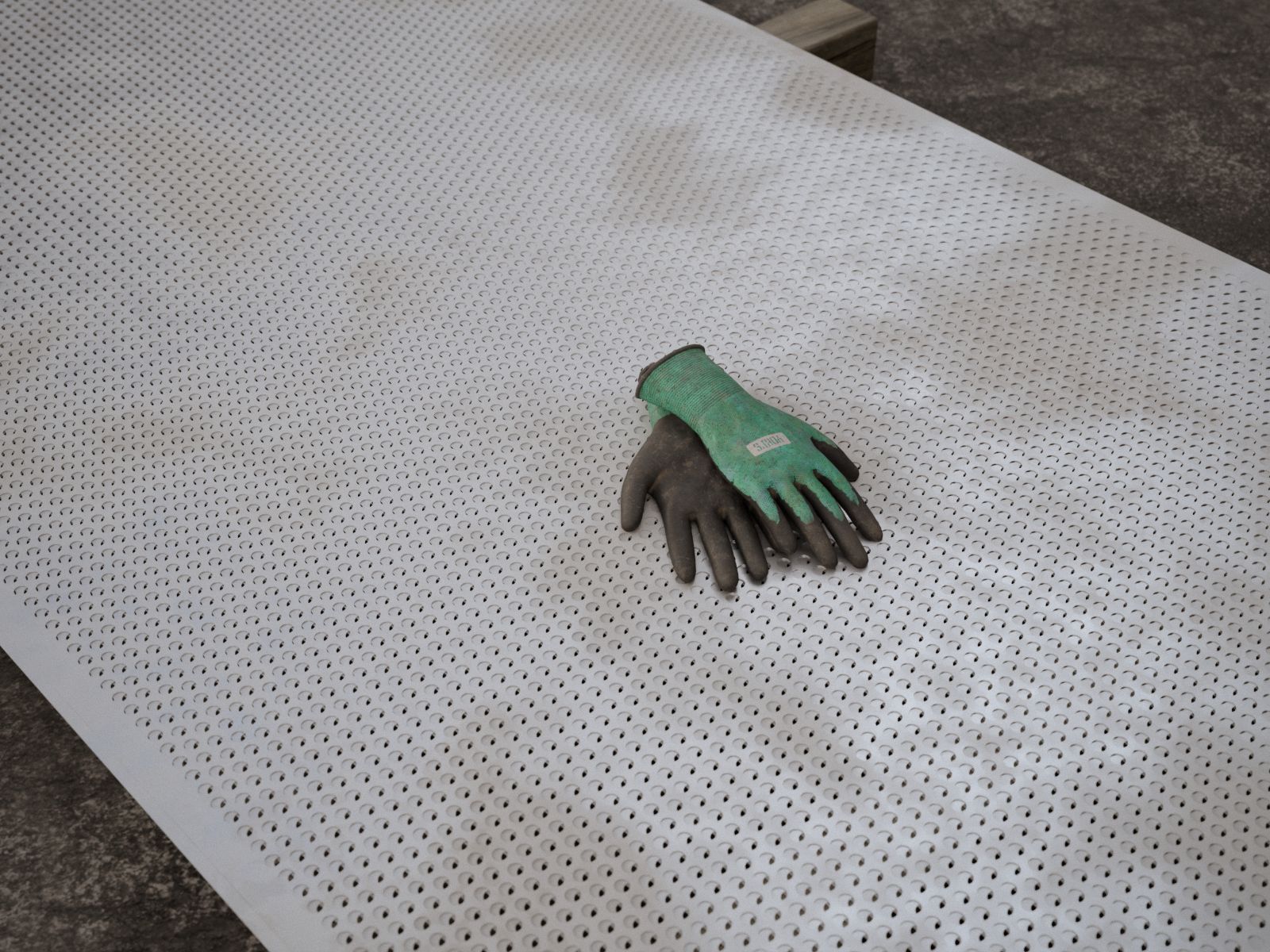 Plancha inoxidable perforada apoyada en un estante del taller